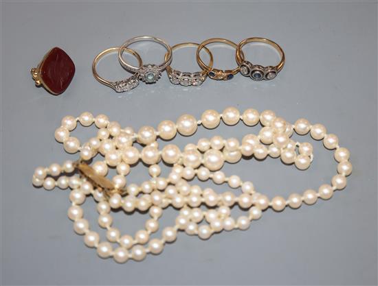 Three assorted 18ct and gem set rings, two 9ct and gem set rings, a 9ct gold fob and cultured pearl necklace with 9ct clasp.